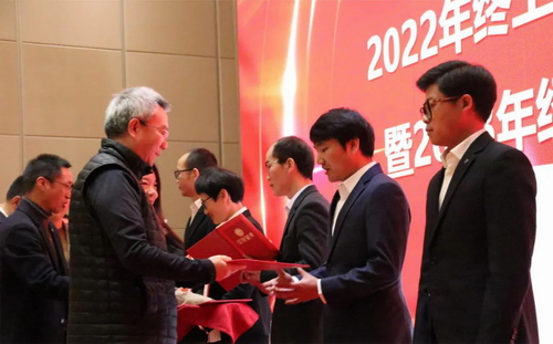 董事長(cháng)為獲獎?wù)哳C發(fā)榮譽(yù)證書(shū)